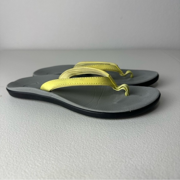 OluKai Girls Yellow Gray Black Ho’opio Thong Summer Outdoor Sandals Flip Flops 3 - Picture 1 of 6